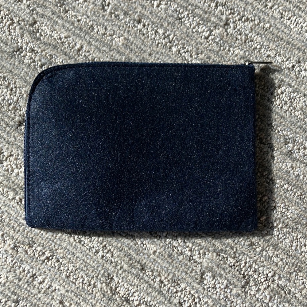 Shinola x American Airlines blue felt zip travel case - Picture 6 of 11